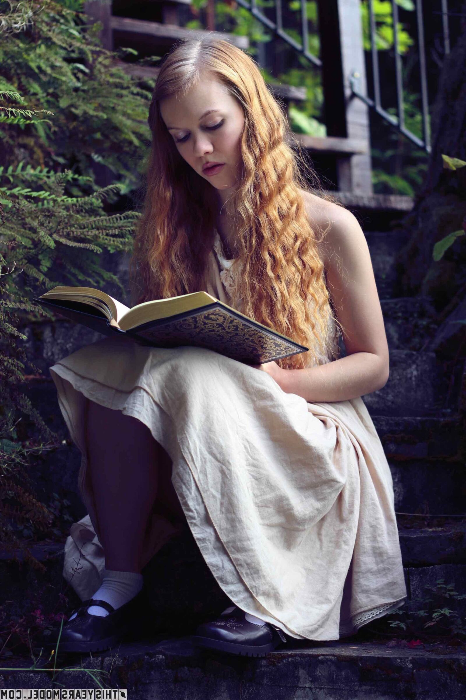 Thisyearsmodel dolly poca lectura su libro
