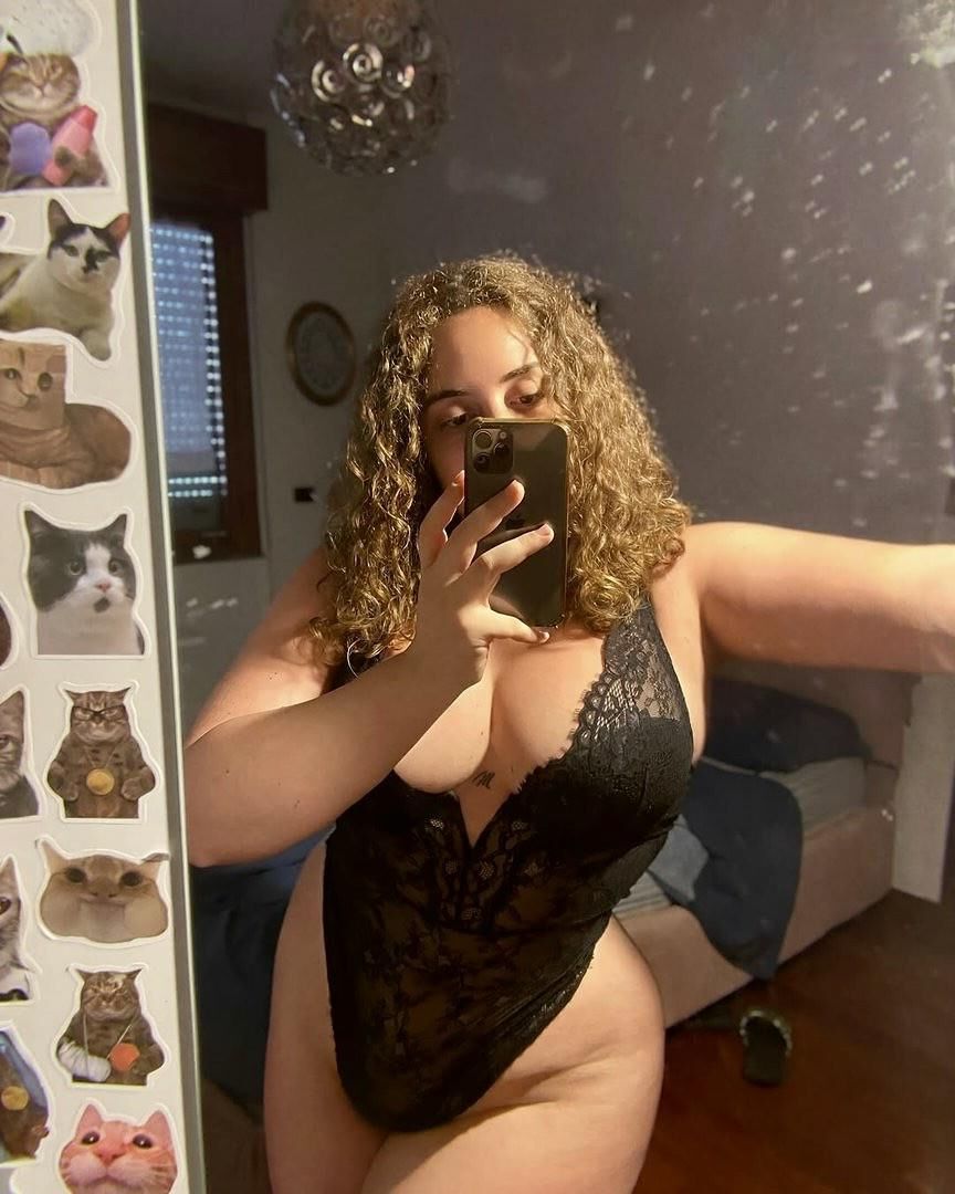 Elisabetta Very Sexy Italian BBW Girl with Curly Hair and Big Bu