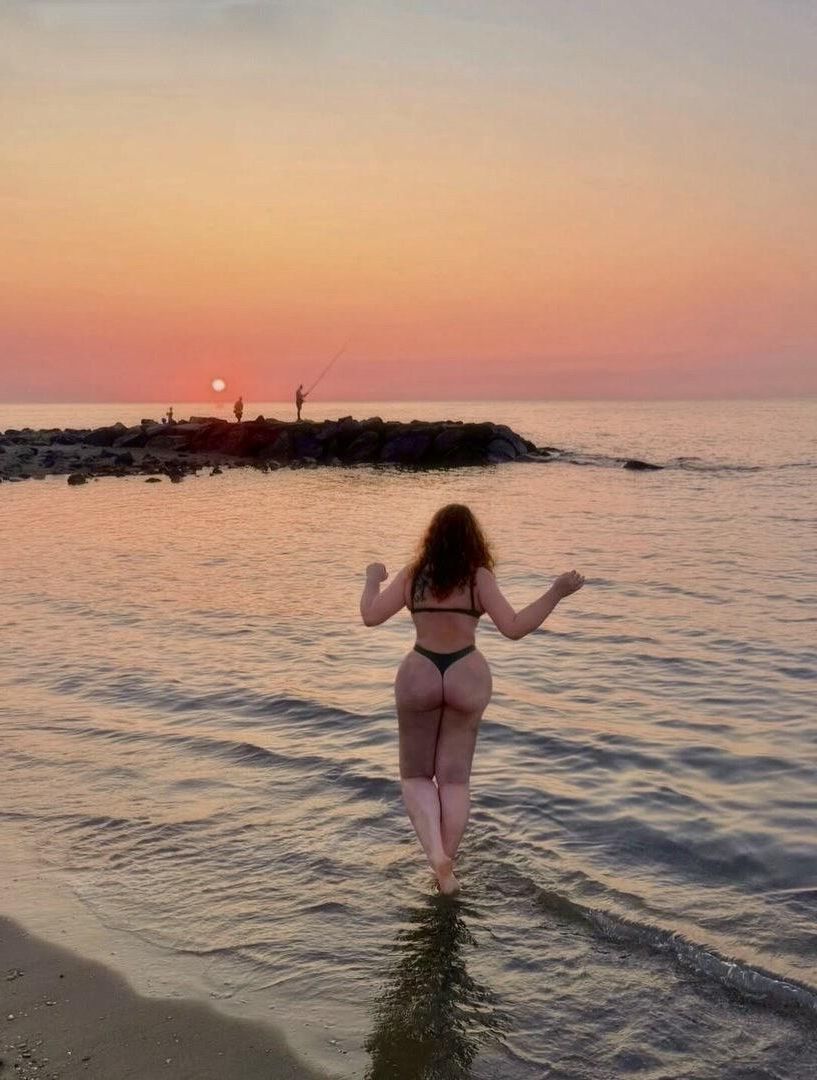 Elisabetta Very Sexy Italian BBW Girl with Curly Hair and Big Bu