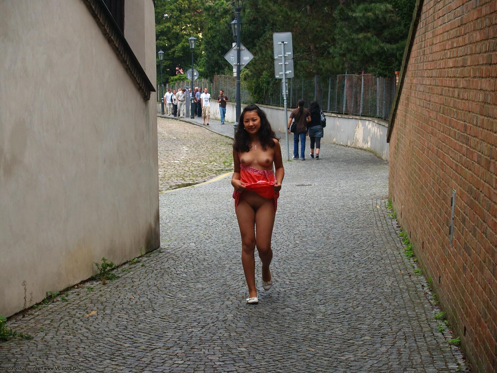 Sofie B sale por las calles después de un poco de lluvia