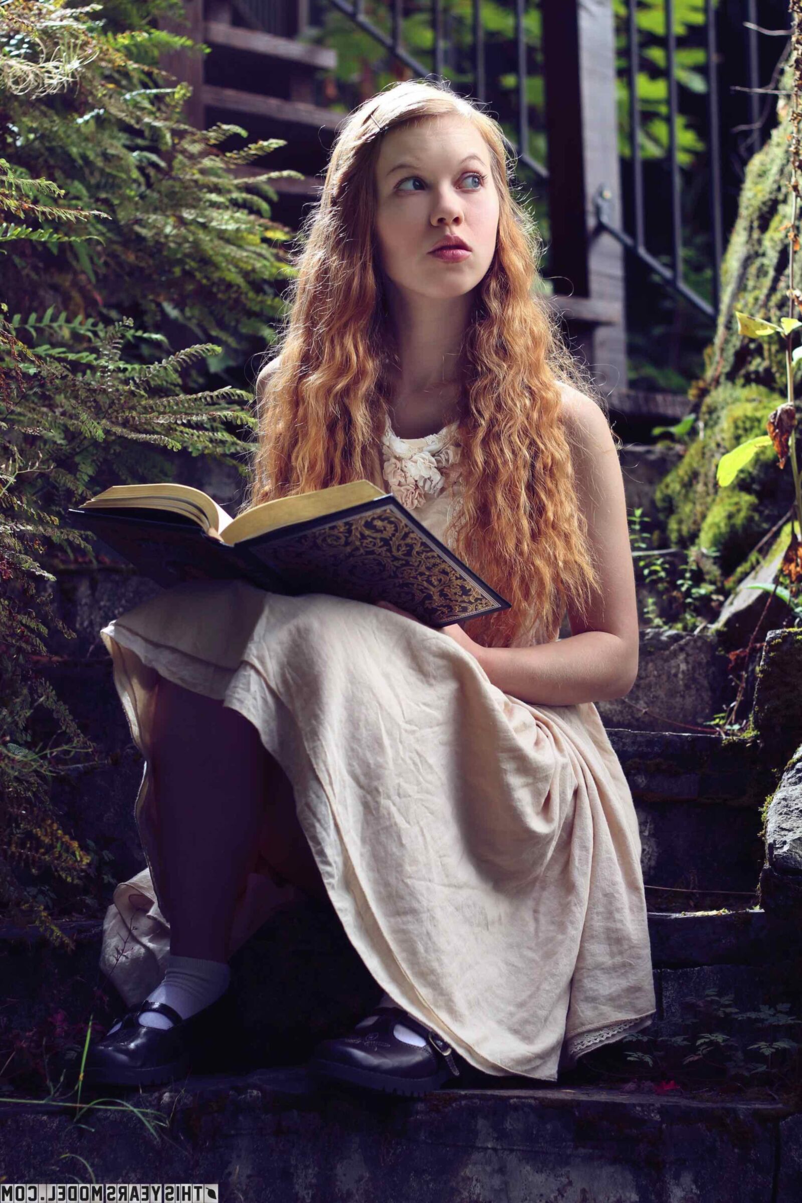 Thisyearsmodel dolly poca lectura su libro