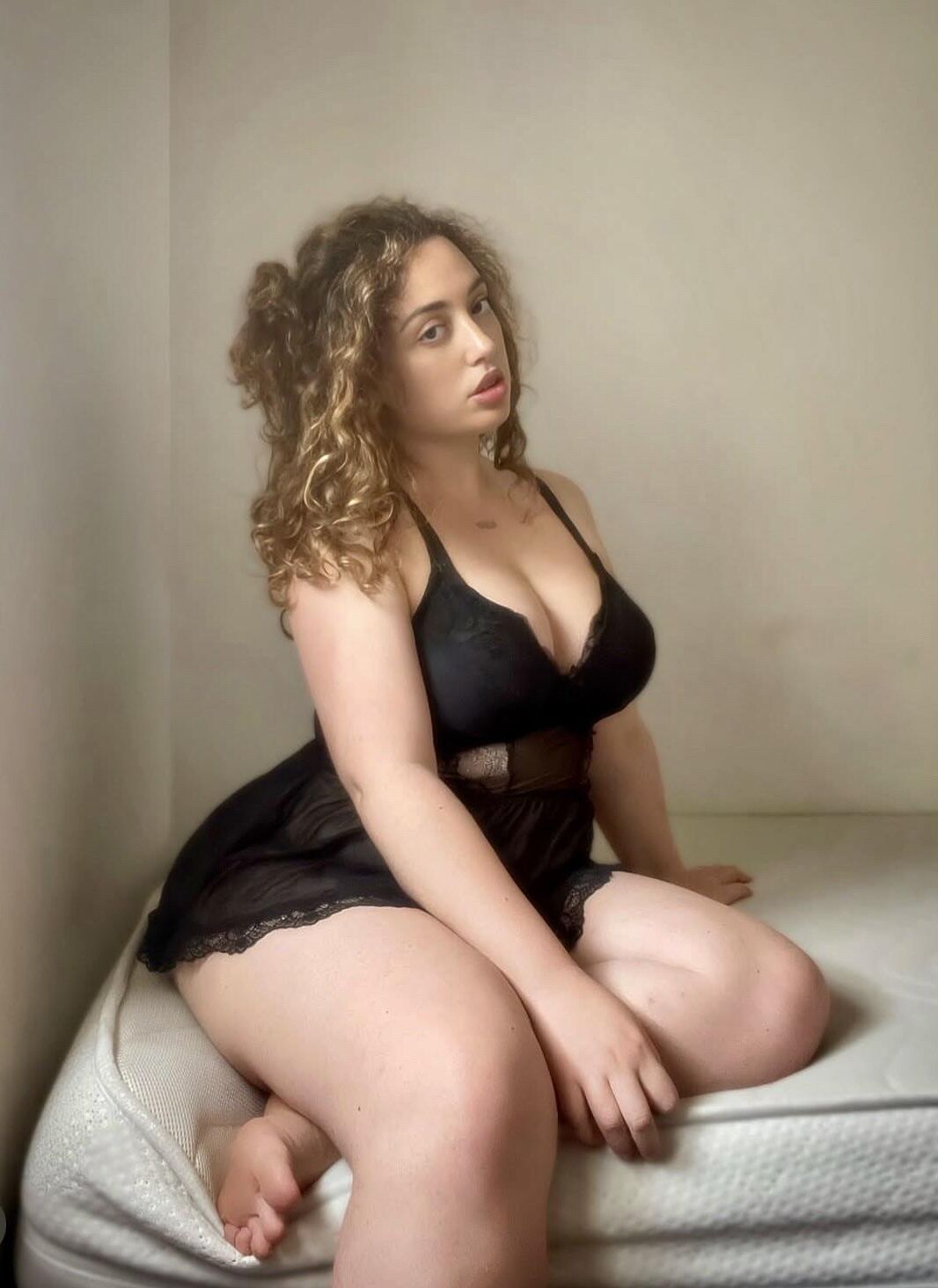 Elisabetta Very Sexy Italian BBW Girl with Curly Hair and Big Bu